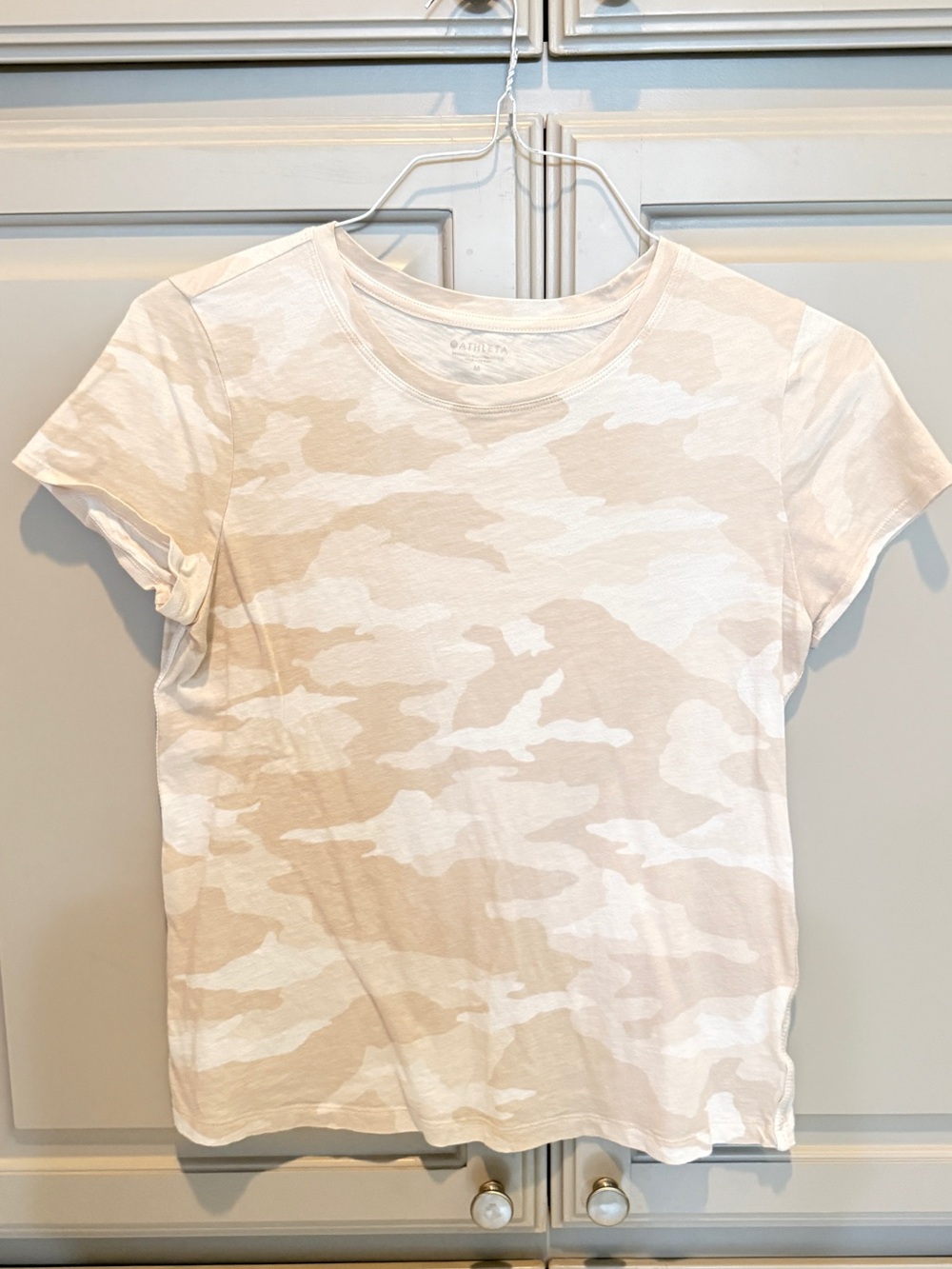 Athleta Beige and Off-White Camouflage Short Sleeve Tee